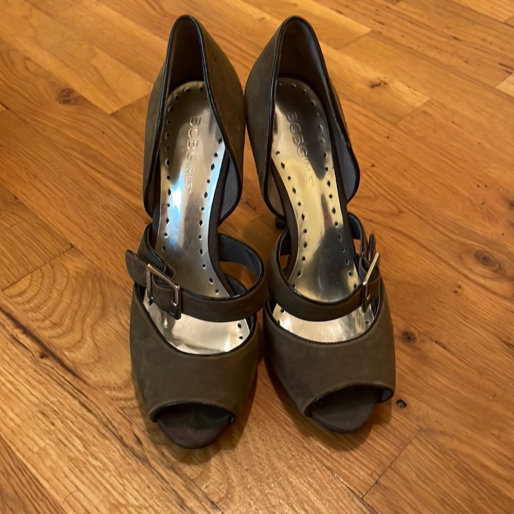 GUC vintage BCBG olive green peep toes!